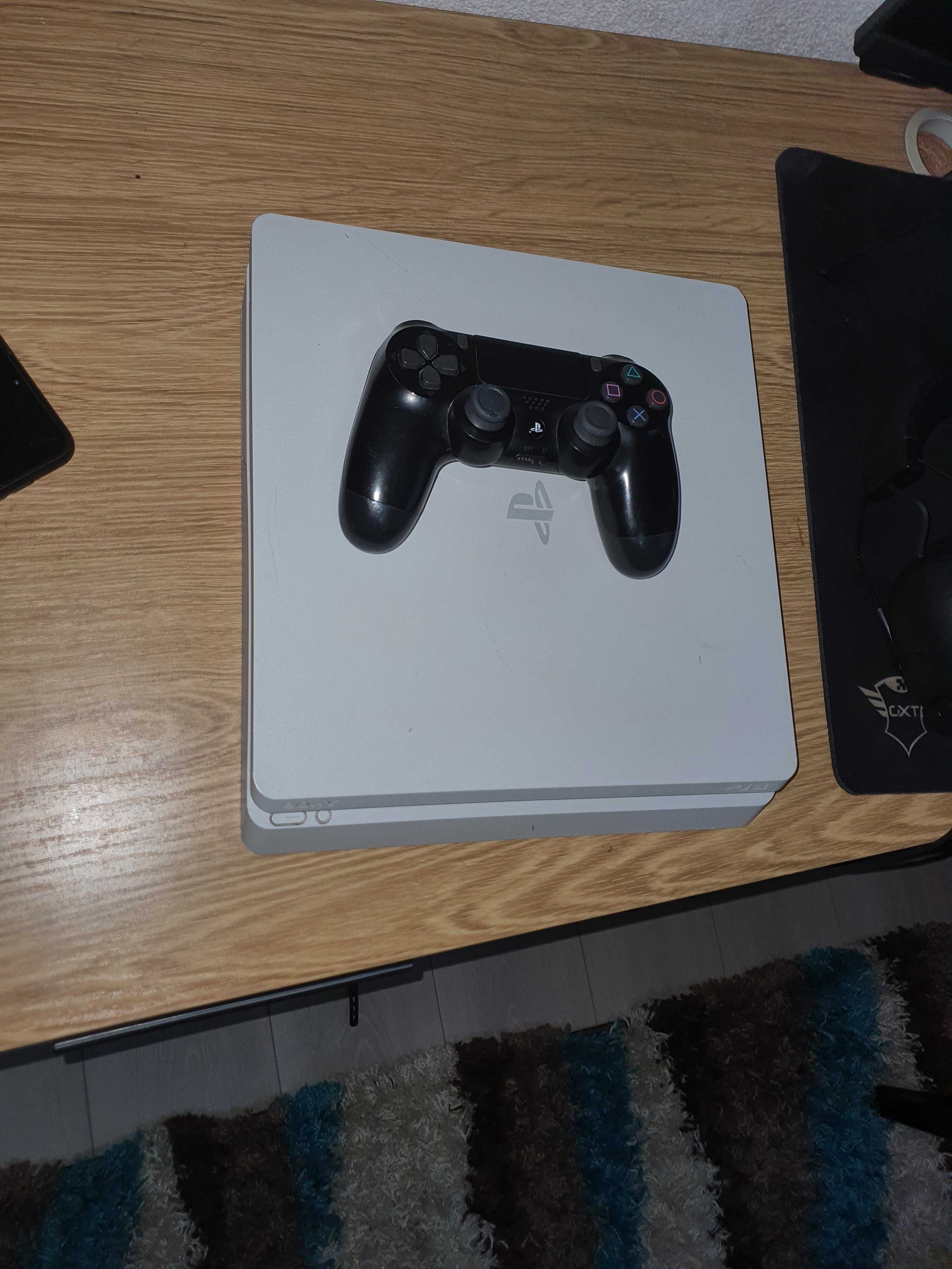 PS4 Slim 500GB бял + джойстик и слушалки Razer, отлично състояние