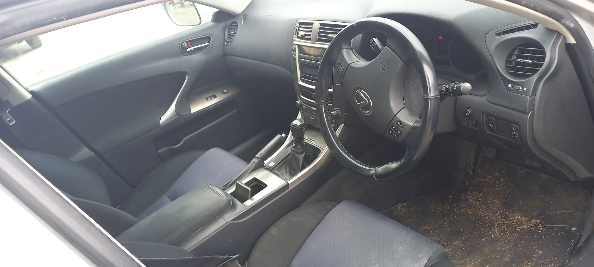 Lexus IS 220d на части