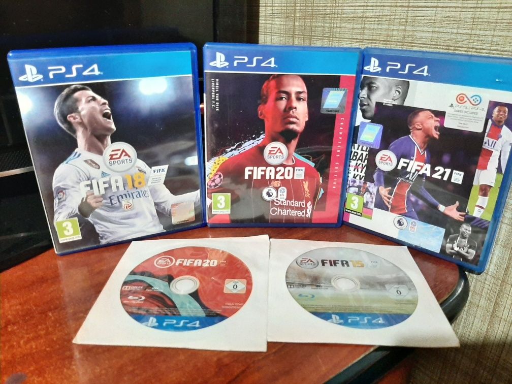 Vând jocuri fifa uri în stare buna în stare estetică ps4 PlayStation 4