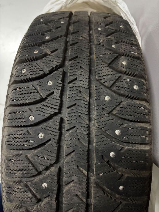 Bridgestone 205/55/R16 шипы в идеальном состоянии