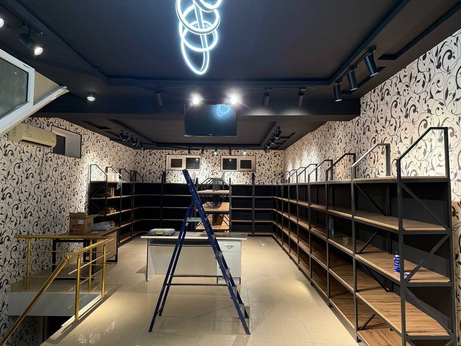 Vitrina, osvesheniya, kassa stoli, lyustra hammasi sotiladi