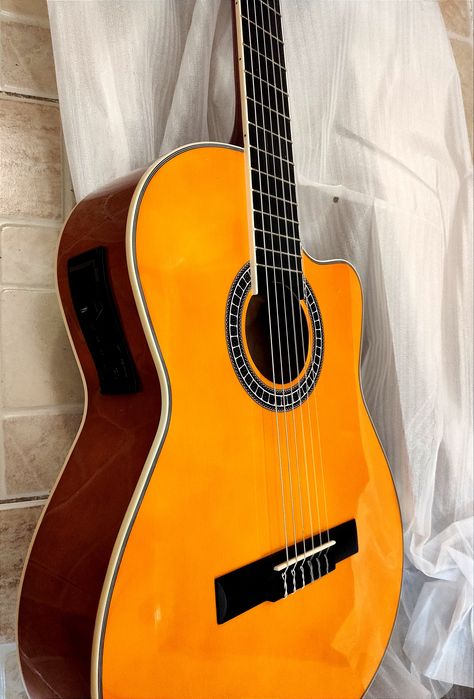 Электро-классическая гитара.