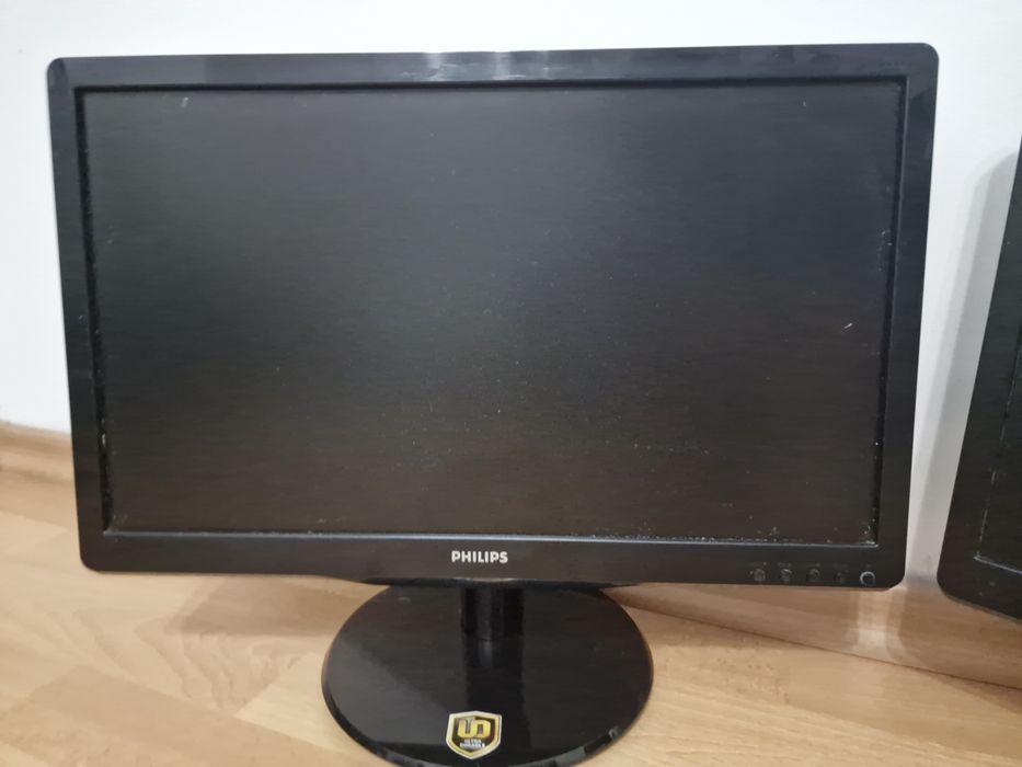Два монитора Philips 19'