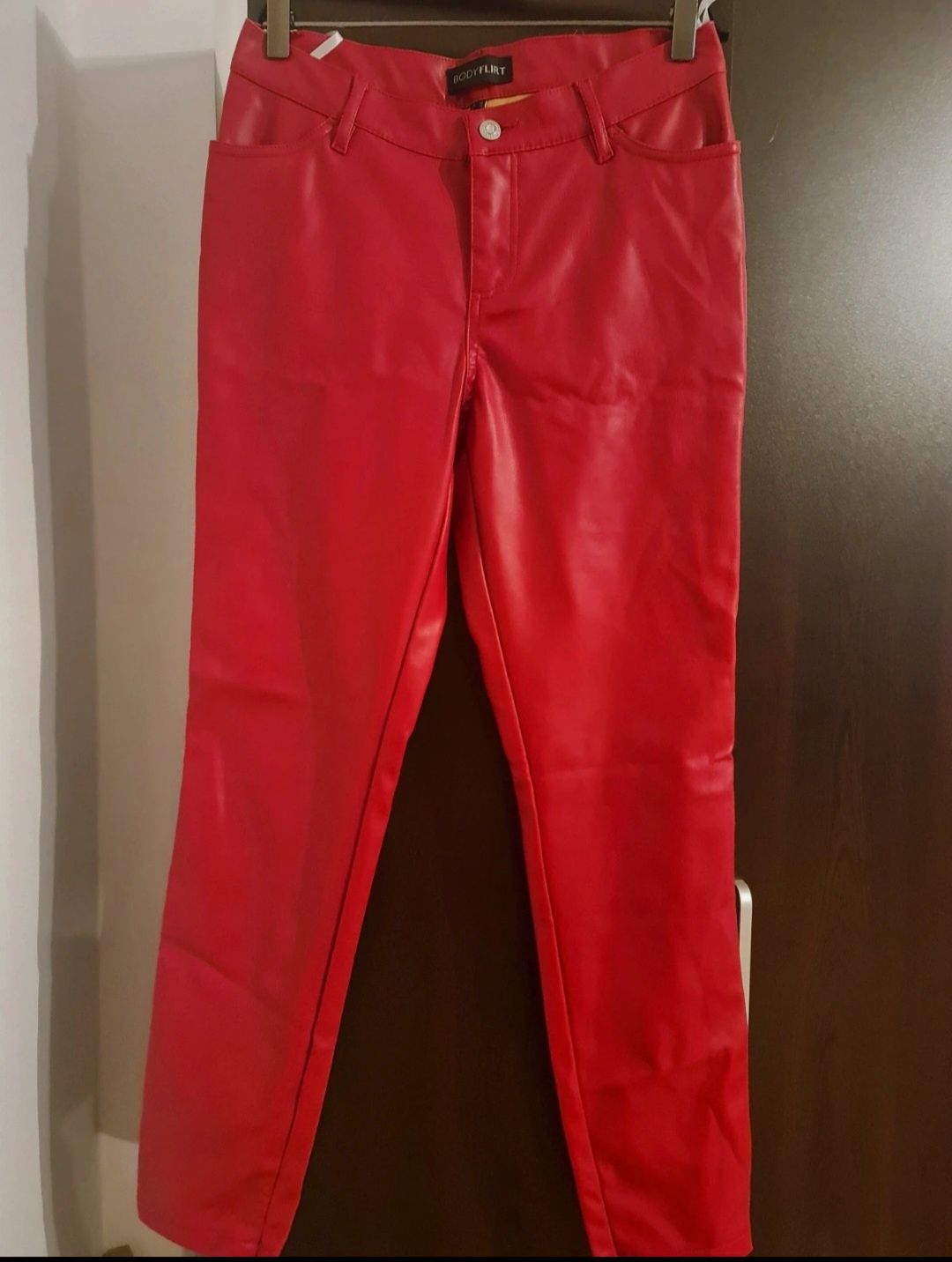 Pantaloni rosii imitatie piele