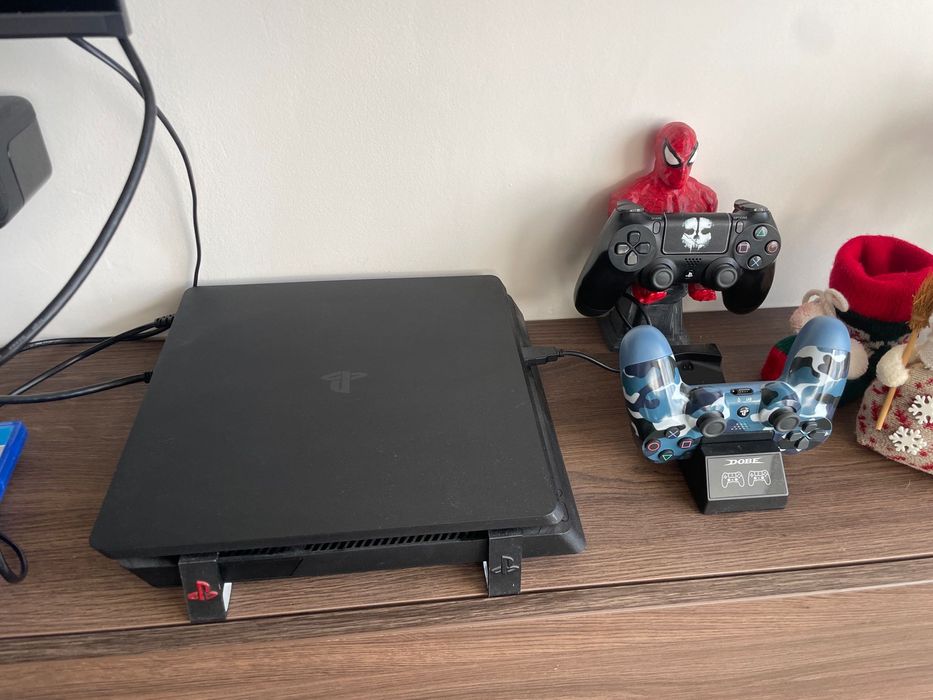 Ps4 slim 1TB 3 игри и 3 контролера