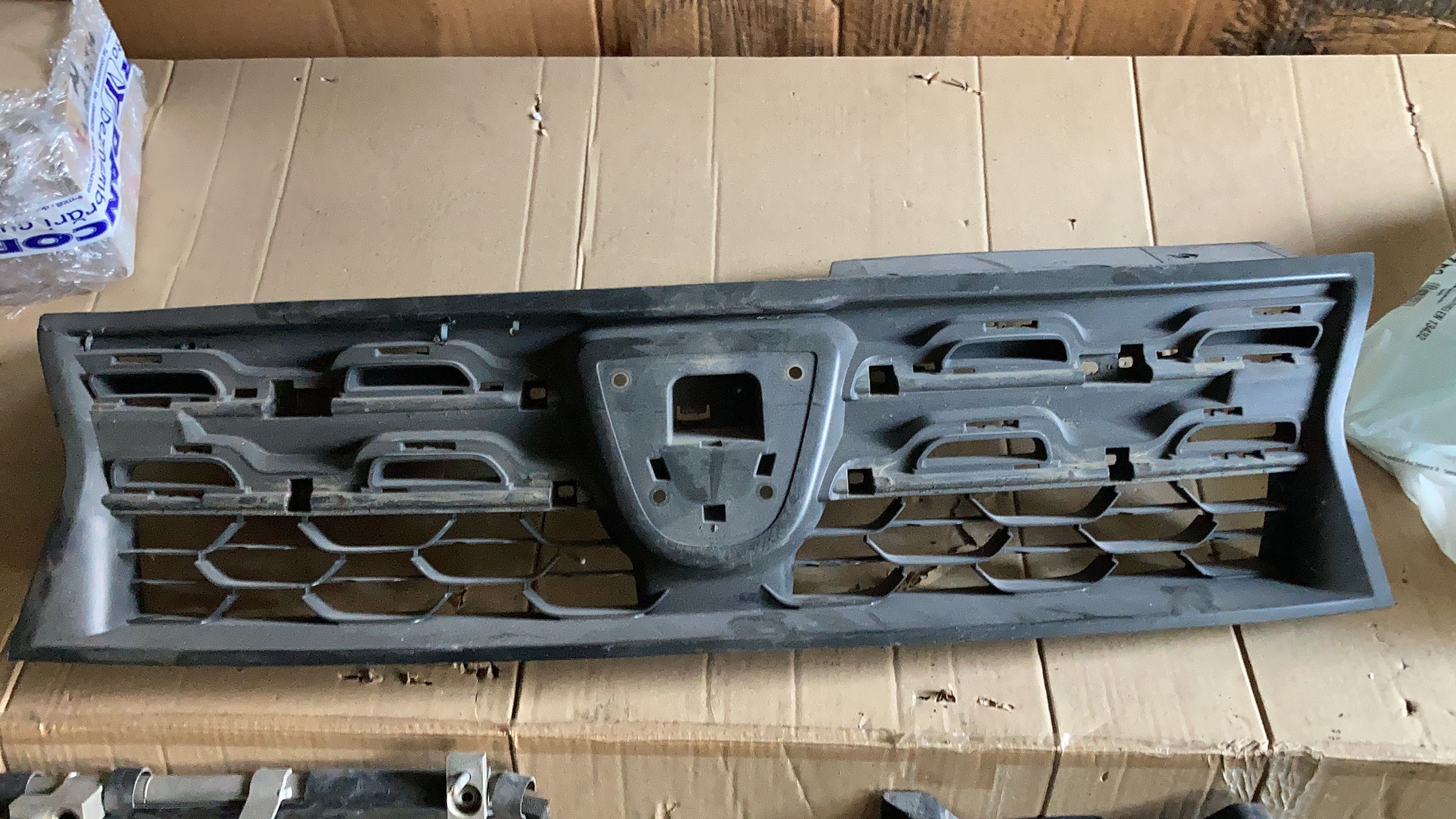 Grila radiator bara fata Dacia Duster Facelift 2013 - 
2017