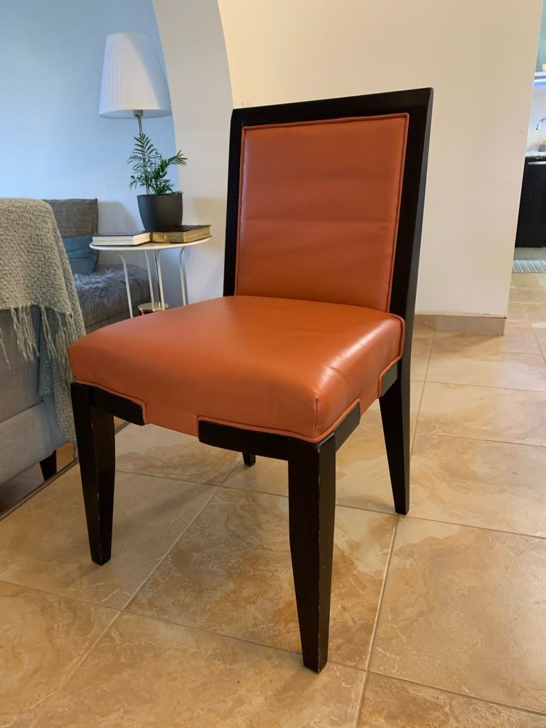 Vand 6 scaune din lemn tapitate cu piele pt sufragerie/salon/living