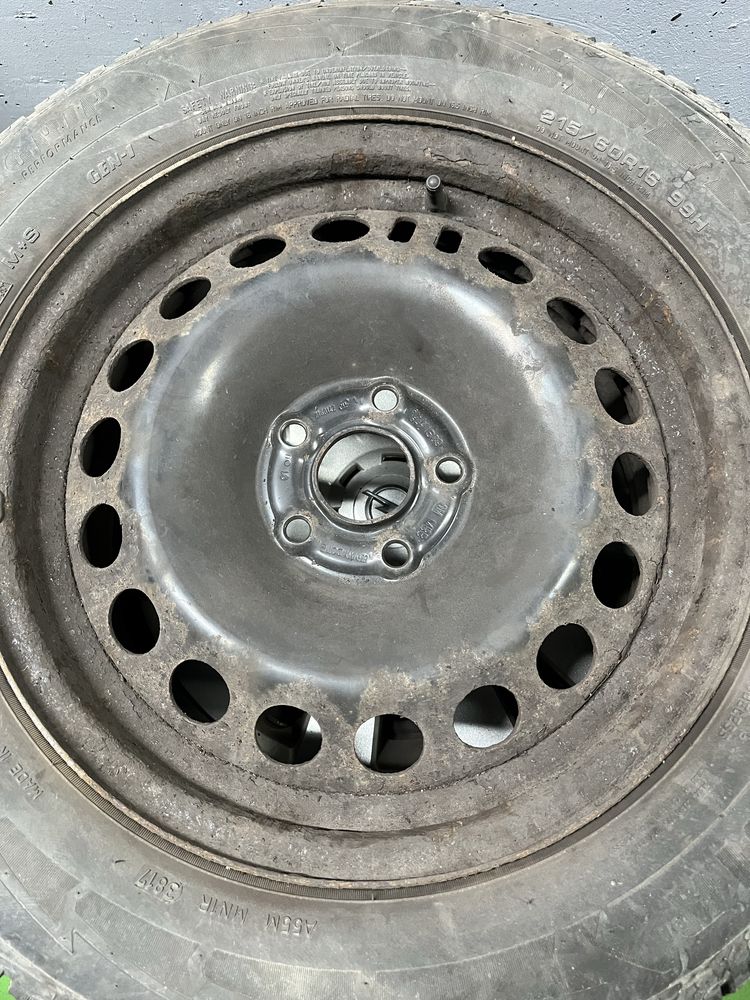 Anvelope iarna Goodyear UltraGrip 215/60/R16 99H DOT 2017 + jenti otel