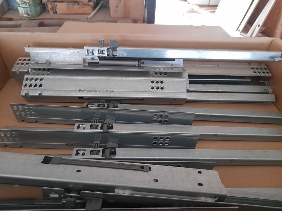 Glisiere cu extractie totala si partiala cu amortizare blum