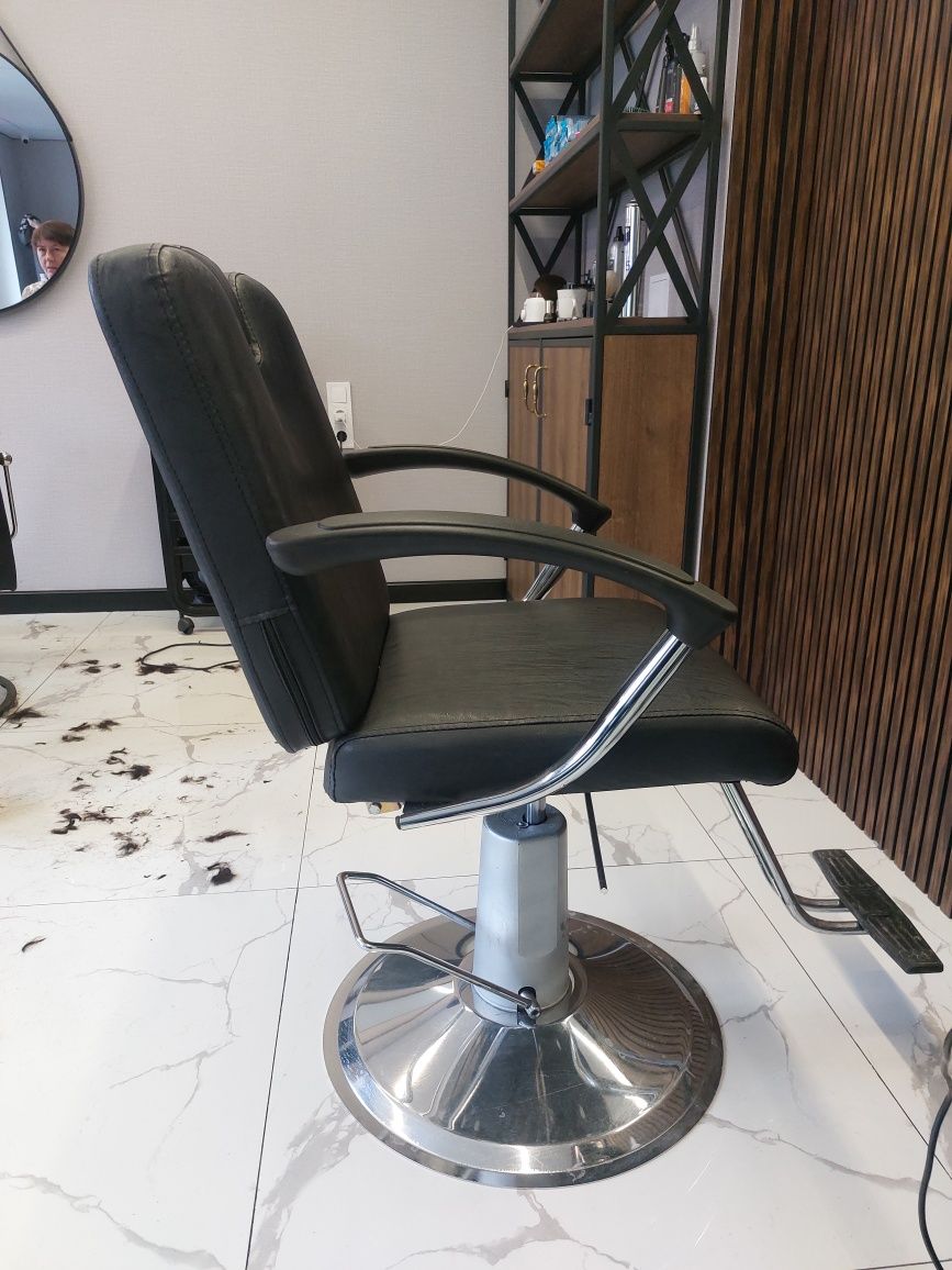 Продам кресло для парикмахерской