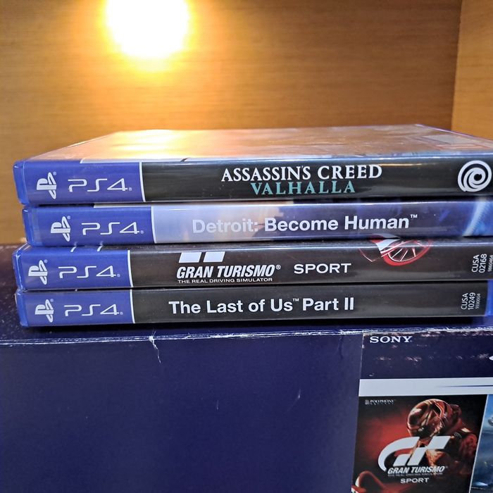 Ps4 pro 1t с 4 игри и 2 контролера