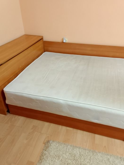 Спалня с матрак и ракла