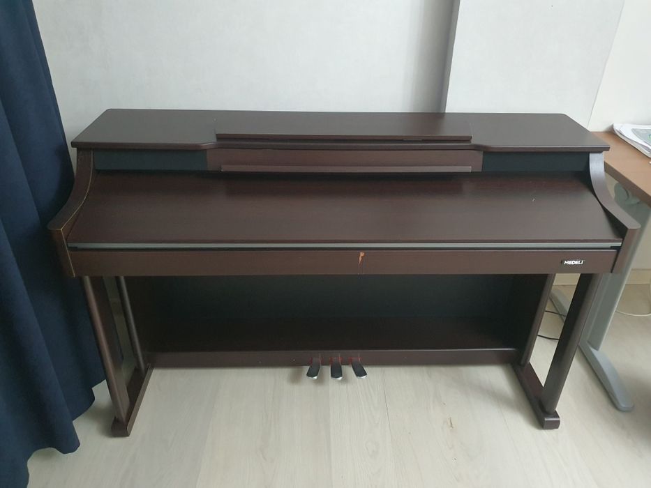 Элегантное пианино MEDELI