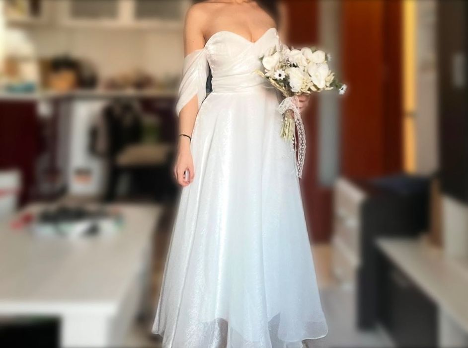 бяла рокля с паднали ръкави,носена само веднъж+букет в същия стил