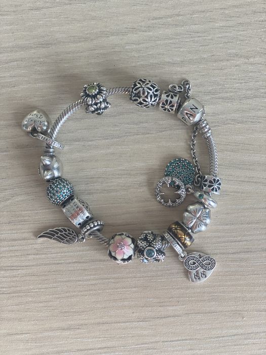 Vand bratara pandora cu talismane.