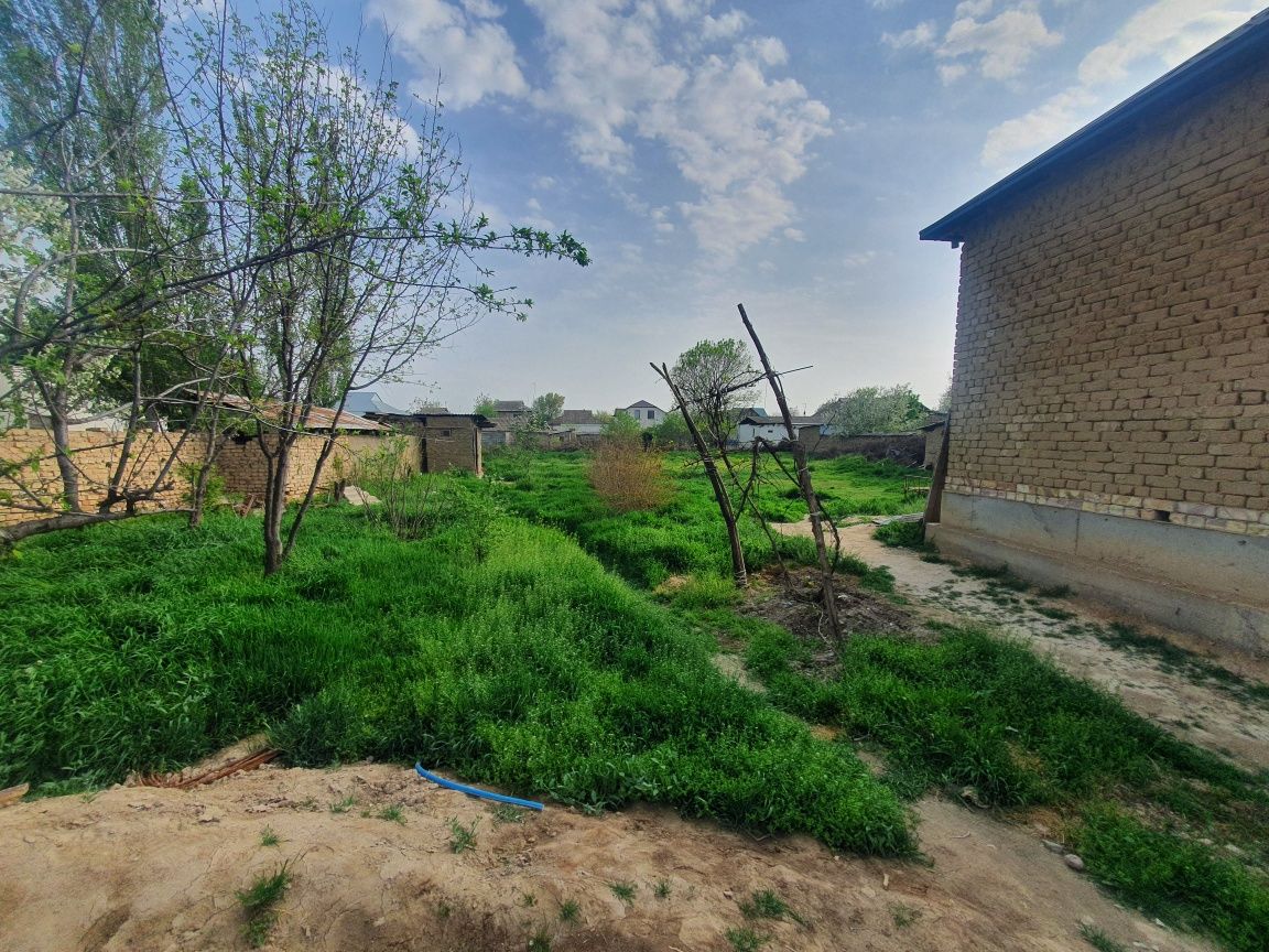Hovli Uy Sotiladi
