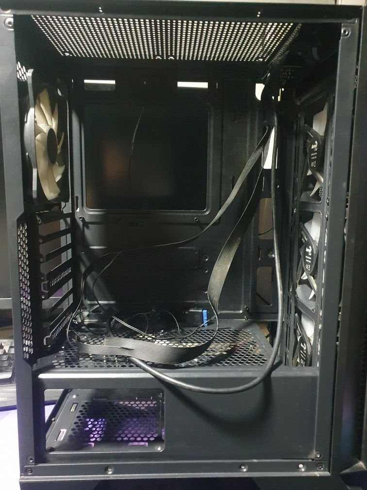 Vând carcasa pc segotep