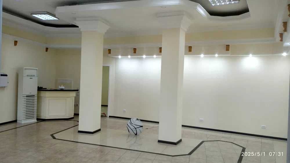 Сдаётся офис 95 м² на пл. Хамид Алимджан — бизнес-центр, 1-й этаж!