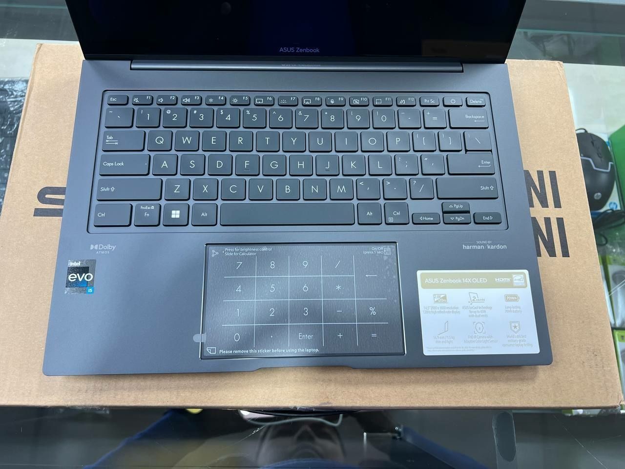 Intel Core i5-1240P
8GB DDR 4800MHz
Videokarta: Intel Ires Xe Graphis