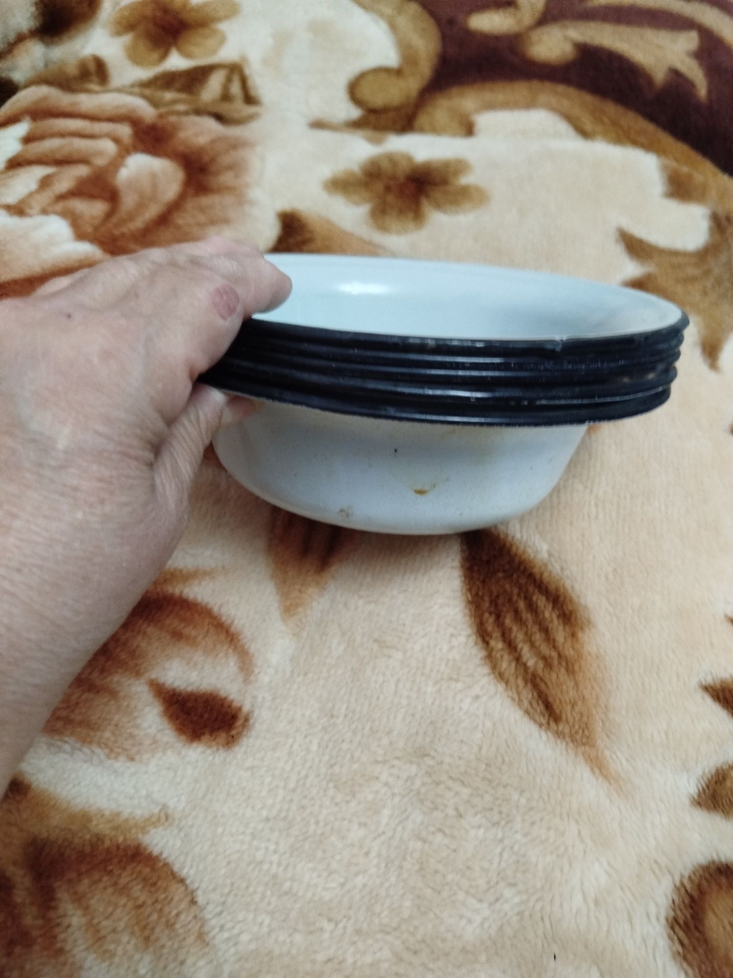 Продаются чашки эмалированные.