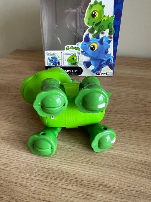 Интерактивен робот Dino, издава звуци, светлини и се движи