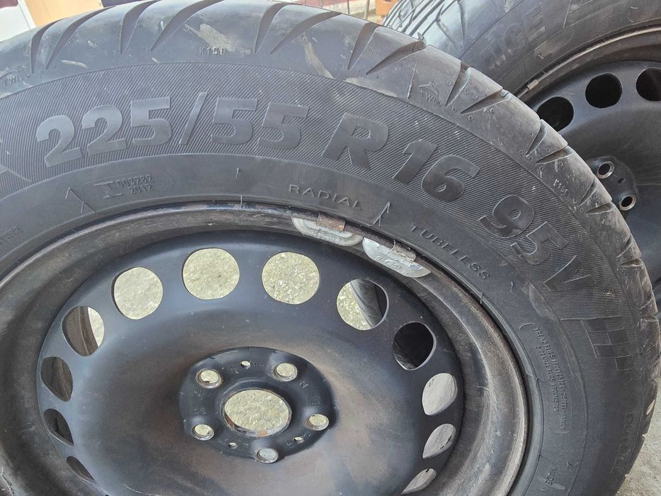 Vând cauciucuri vară+jante R16!