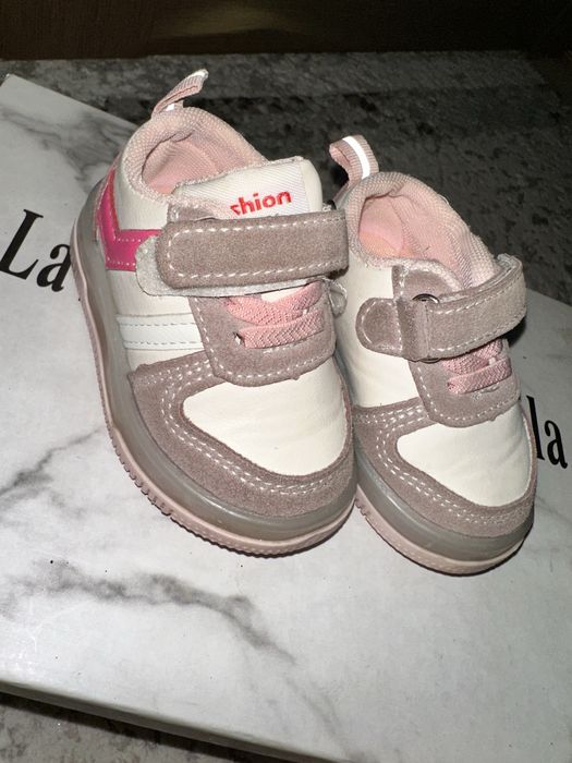 Продам детскую обувь на девочку