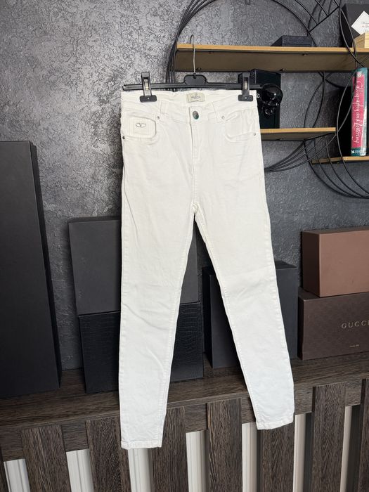 Blugi valentino garavani, potriviti pentru M