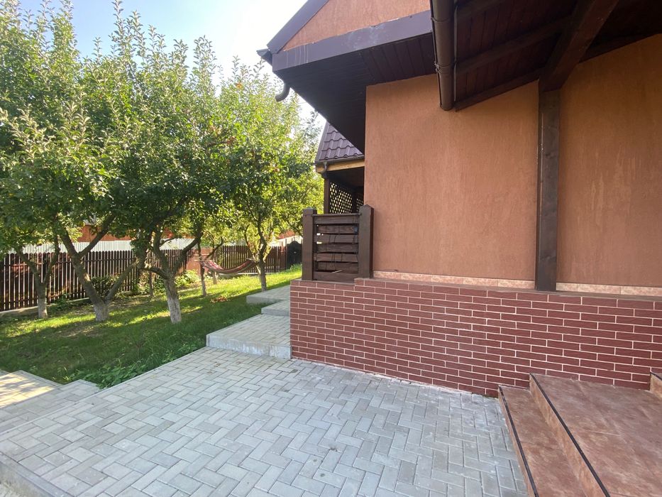 Vând casă /2 bucatarii /2 băi/ teren 3000 m2