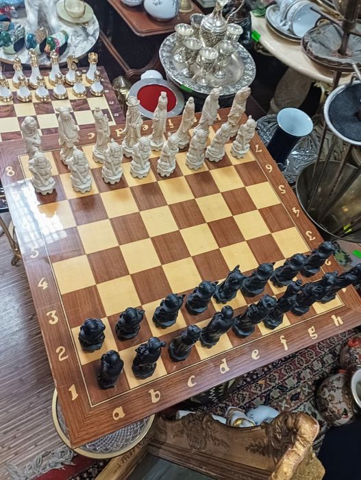 Старинен шах,с будистки фигури!