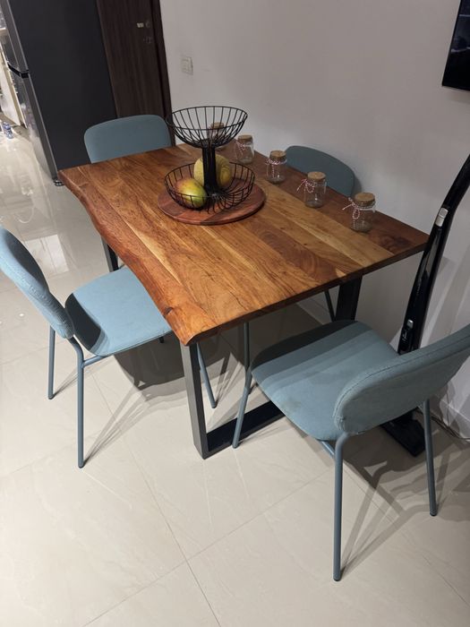 Masă lemn masiv ( salcâm )