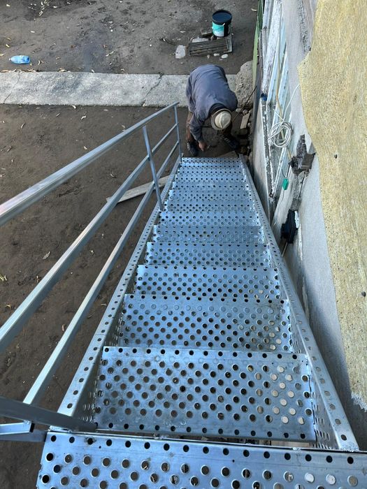 Scări metalice zincate