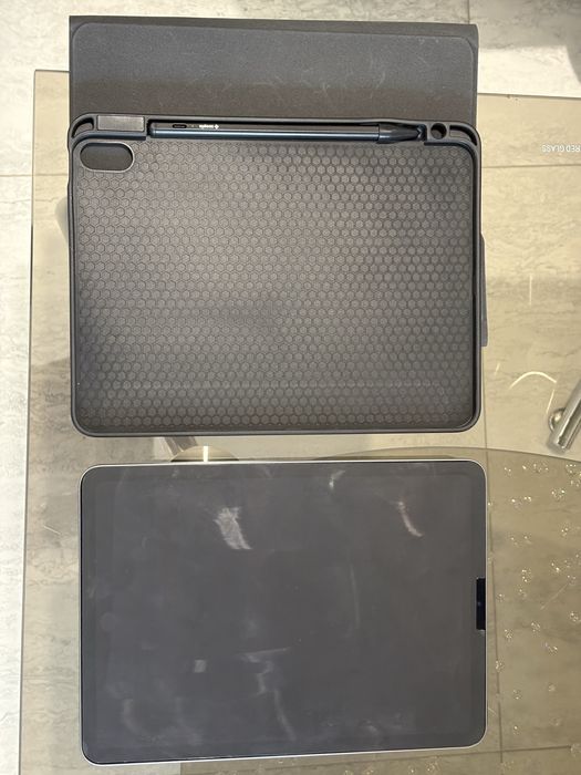 Ipad Air (generatia a 5-a) 64 GB, plus accesorii.