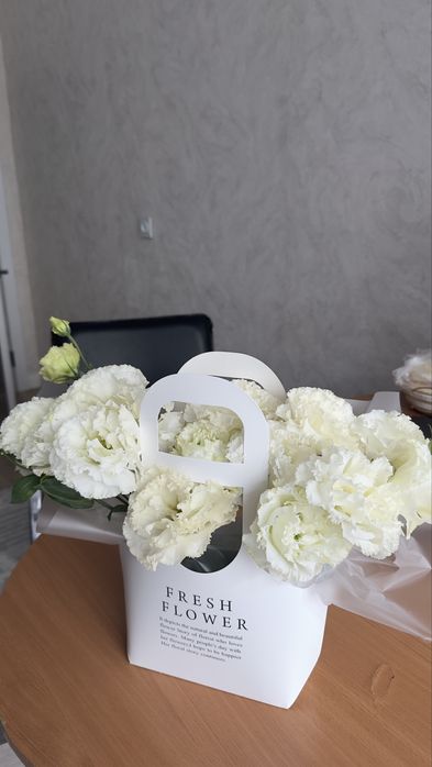 Букет из белых эустом в стильной коробке-пакете