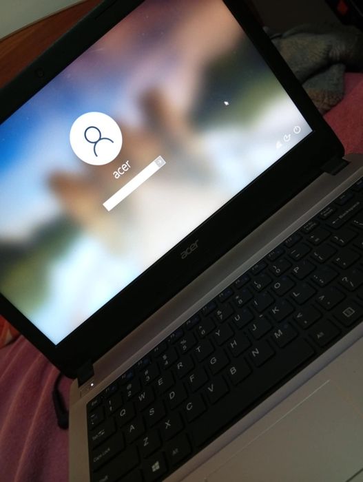 Vând urgent laptop Acer