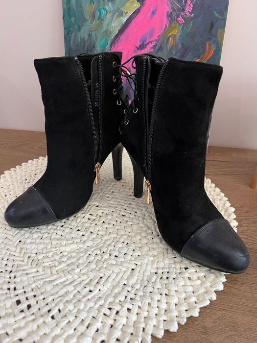 Черни велурени боти