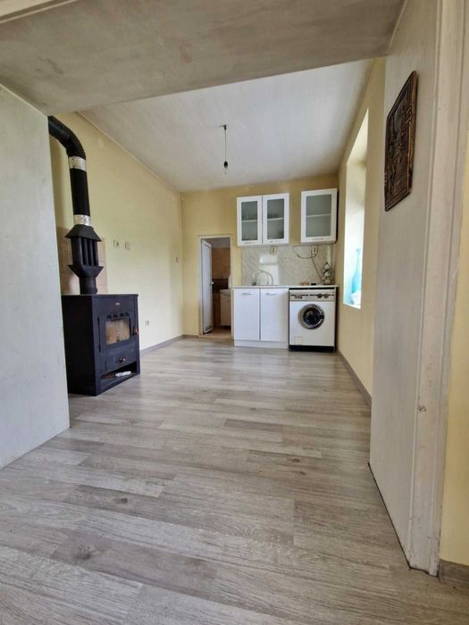 Къща в област Плевен в близост до магистрала .