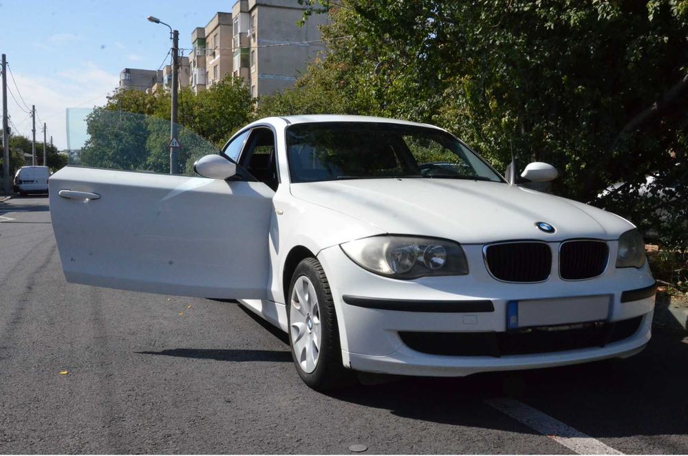 Vând BMW Seria 1 alb - 116i benzină, 2009, rulaj mic, bine întreținută