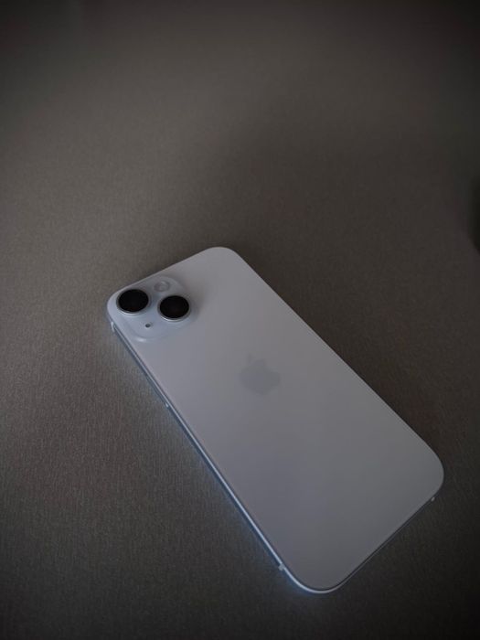 IPhone 15 albastru
