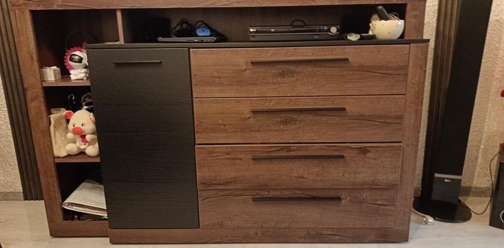 Продавам СКРИН 300лв и маса с повдигащ механизъм 130лв