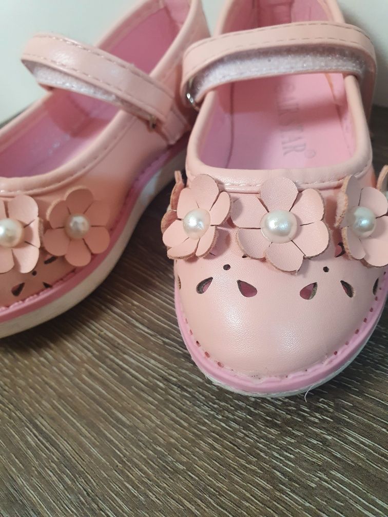 Детски розови обувки с цветчета