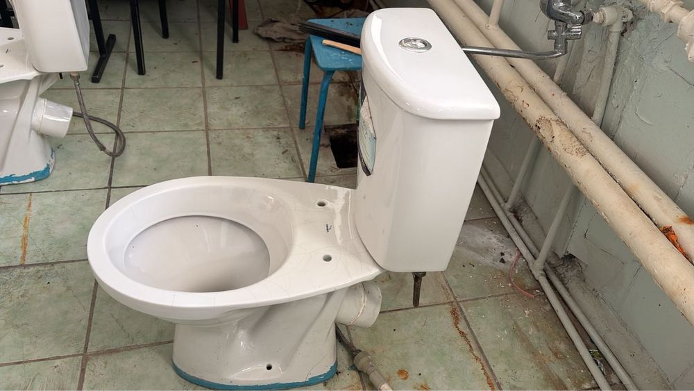 Продам унитаз с бочком