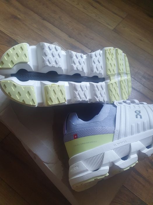 Vând adidasi ON Cloudswift