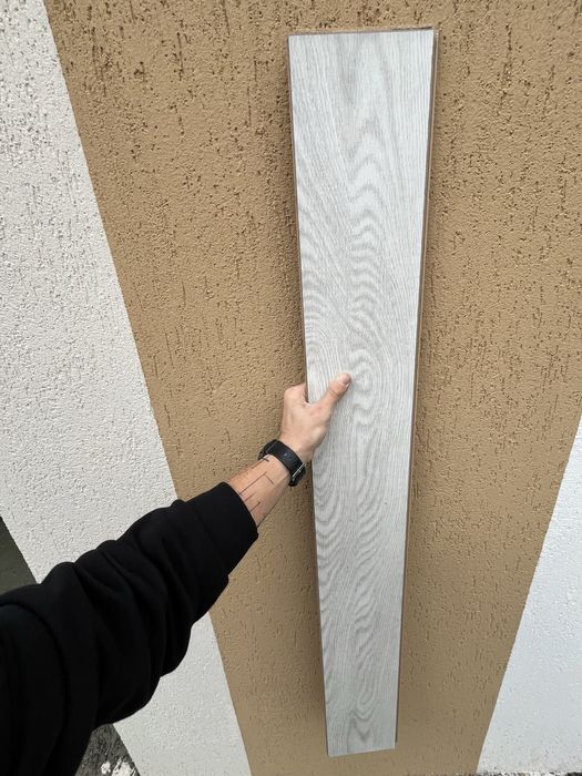 Vand parchet alb 8mm, in stare foarte buna + plinta alba MDF