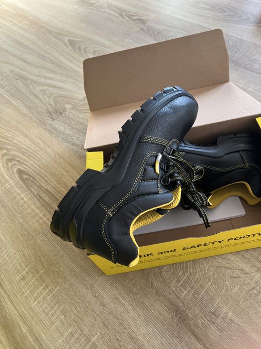 Vand pantofi cu protectie marimea 37