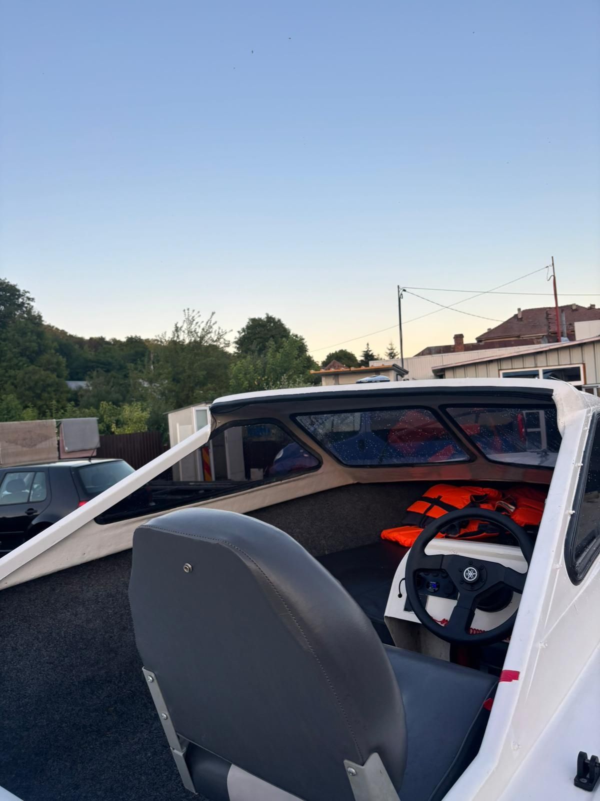 Barca cu motor și peridoc