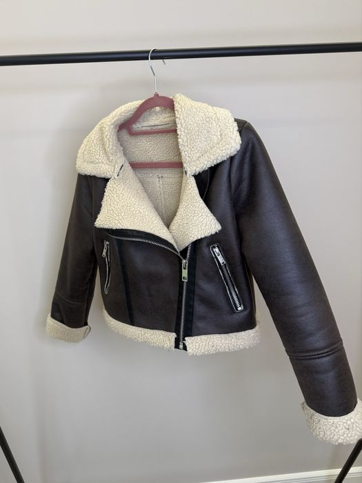 Късо палто от еко кожа и яка от ествен косъм