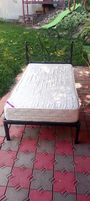 Продам кованую кровать с матрацем, недорого!