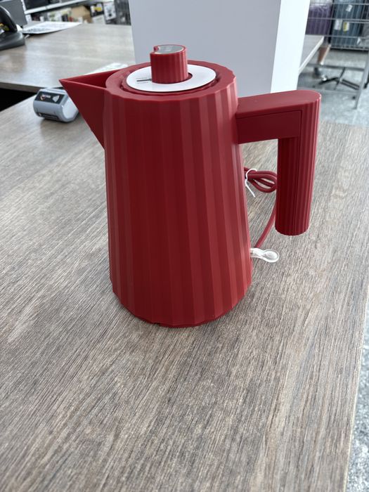 Fierbator de apa Alessi rosu