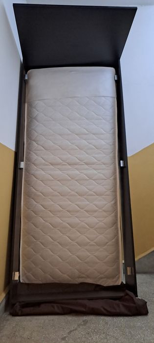 Продавам ново единично легло с матрак и подматрачна рамка.